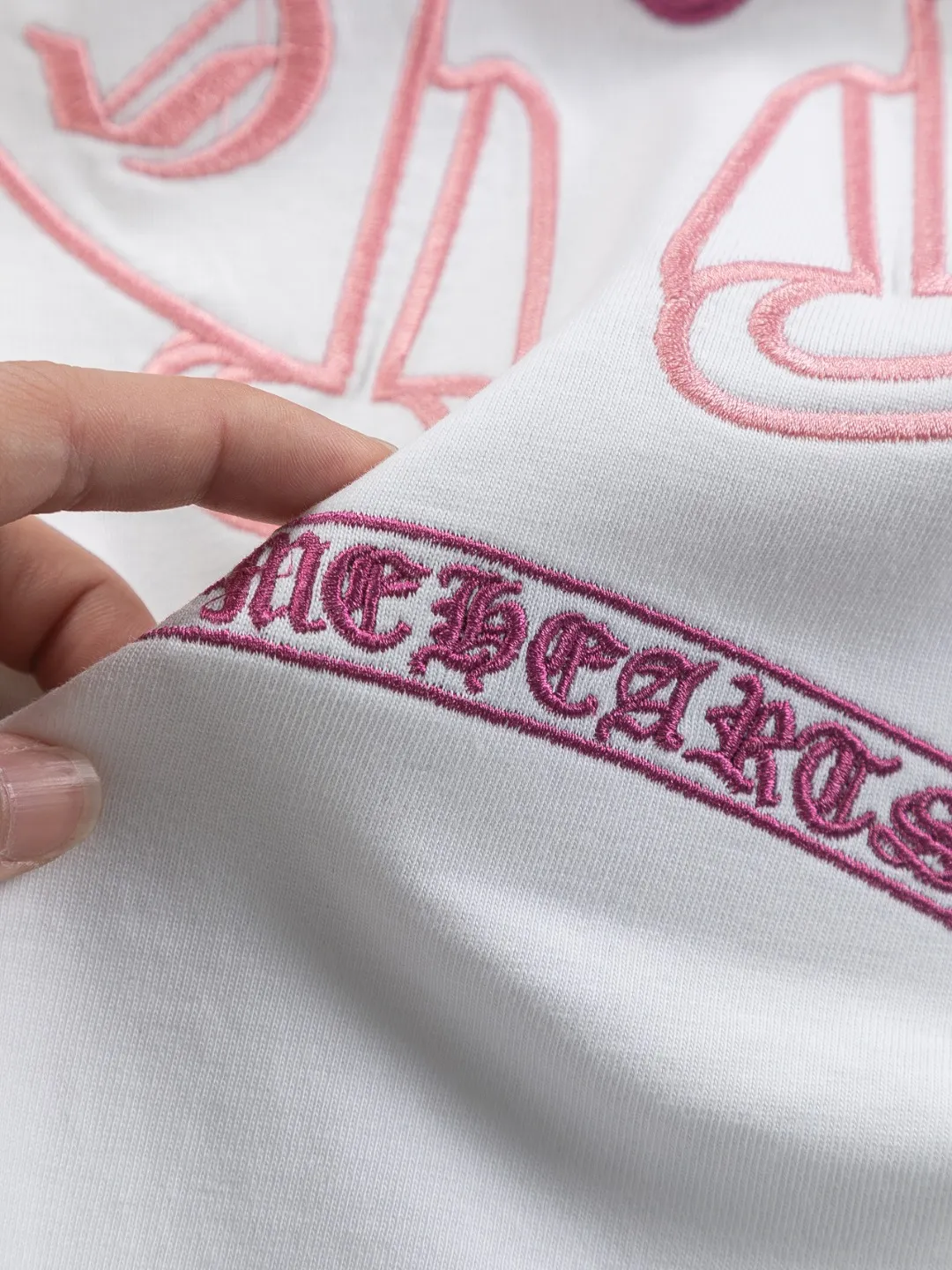 P170 Chrome Hearts CH Cross 26SS New product is hot at the same time💥 Early spring classic style Colorful double cross on the chest 🪡 Embroidery Large logo cross on the back Horseshoe and leather willow ding Sanskrit ✝️🪡 Embroidery Round neck short-sleeved T-shirt, a popular style, a style that both men and women like, the same style for men and women, 100% chance of turning heads when you wear it when you go out! It’s all about being handsome. The designer’s classic sense is precisely grasped. The whole piece of clothing is heavy. Industrial washing process. Ready-made garments are dyed + sprayed for a horse effect. The double-wash process is very recognizable. It uses heavy washing to make it distressed. The edges of the patch are slightly rolled and naturally distressed. It has a three-dimensional sense of layering and a little damage. It is very visually lethal. It adheres to Kroxin's consistent rough style. The chest and back are large, and the horseshoe flower printed patch pattern is embroidered and decorated. It is also decorated with silver metal engraved distressed buttons. The classic elements full of brand recognition instantly enhance the overall sense of grade and specification. Its texture is quite high-end! The overall feeling is high-end, simple and elegant, with silver hardware accessories, a full set of customized accessories, and the pattern of the entire dress is all decorated with patchwork three-dimensional embroidery technology, which is the finishing touch of the entire dress. The design on the back is even more eye-catching! ! This full back is so cool, it’s full of design, and the overall upper body style highlights fashion and individuality. Wearing it together as a couple is even more popular on the street. I recommend the early autumn sweatshirt! ! The fabric is a unique 320g 100% cotton, which is skin-friendly, breathable, warm to the touch, has a strong texture, and has smooth lines. It can be called a back killer, which has very strict requirements on craftsmanship and cost. The smooth neckline, flat cuffs and hems, the stitches are large and tight, tight and orderly, and the details are perfect. The consistent OS version can be worn alone or layered. It is very casual, but very iconic! It is simply the flagship of high-end trendy brands and must be included in your wardrobe. It has the American fashion spirit of freedom and individuality, and is highly recognizable and stylized! Color: Black White Size: S-XL Size chart: S: Shoulder width 50-Bust 56-Length 70 M: Shoulder width 52-Bust 57-Length 72 L: Shoulder width 54-Bust 59-Length 74 XL: Shoulder width 56-Bust 62-Length 76